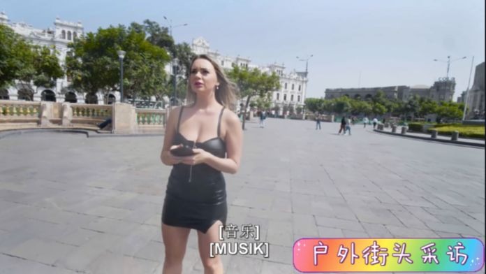 捷克街头-空气刘海金色短发的丰满校服模特
